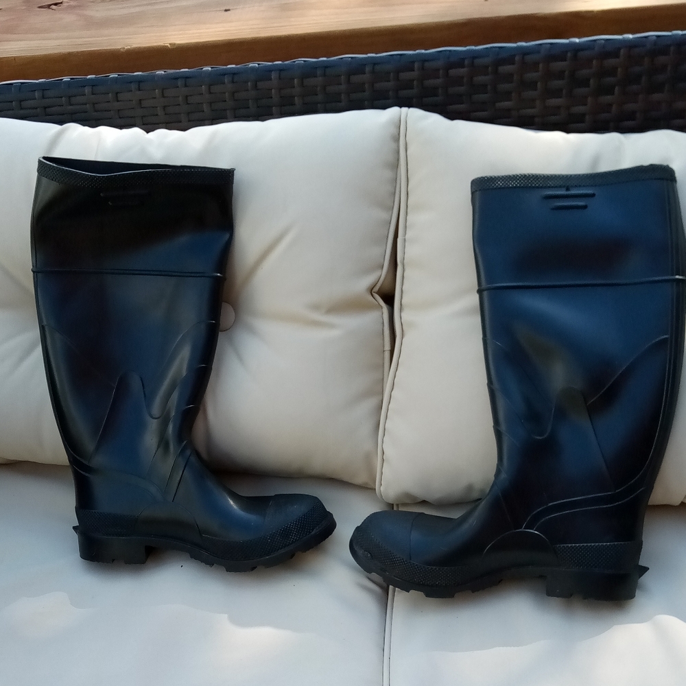 Ladies Rain / Muk Boots size 9 Wide calf
